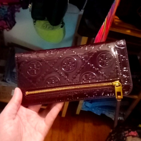 Tory Burch T Monogram Patent Embossed Bucket Bag & Wallet in Albarossa - Picture 15 of 17